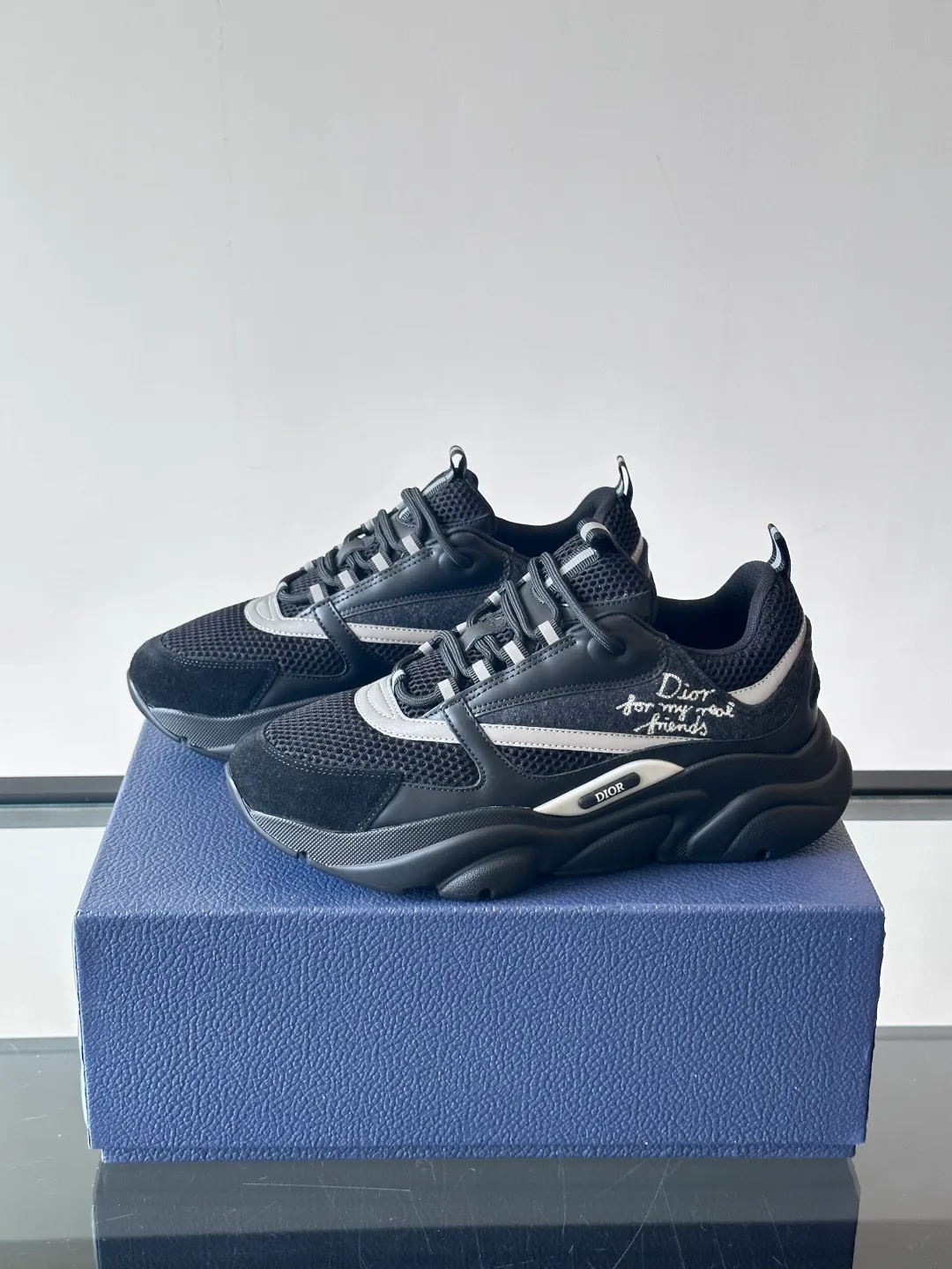 Factory price: 480💰 ◾️▫️Dior D®️ x 🆕 (high version) B22 men's jogging fashion sneakers, this single product draws inspiration from retro jogging shoes. It adopts a thick low-top design, with an upper made of black cow leather and mesh fabric, and a black and white engraved rubber sole. Black mesh fabric tongue and heel counters complement black laces, with an embossed "Di~r" logo embellishment on the side. These sneakers can be mixed and matched with a classic suit for a sporty chic look! Size: 39-45 (38, 46 can be customized)